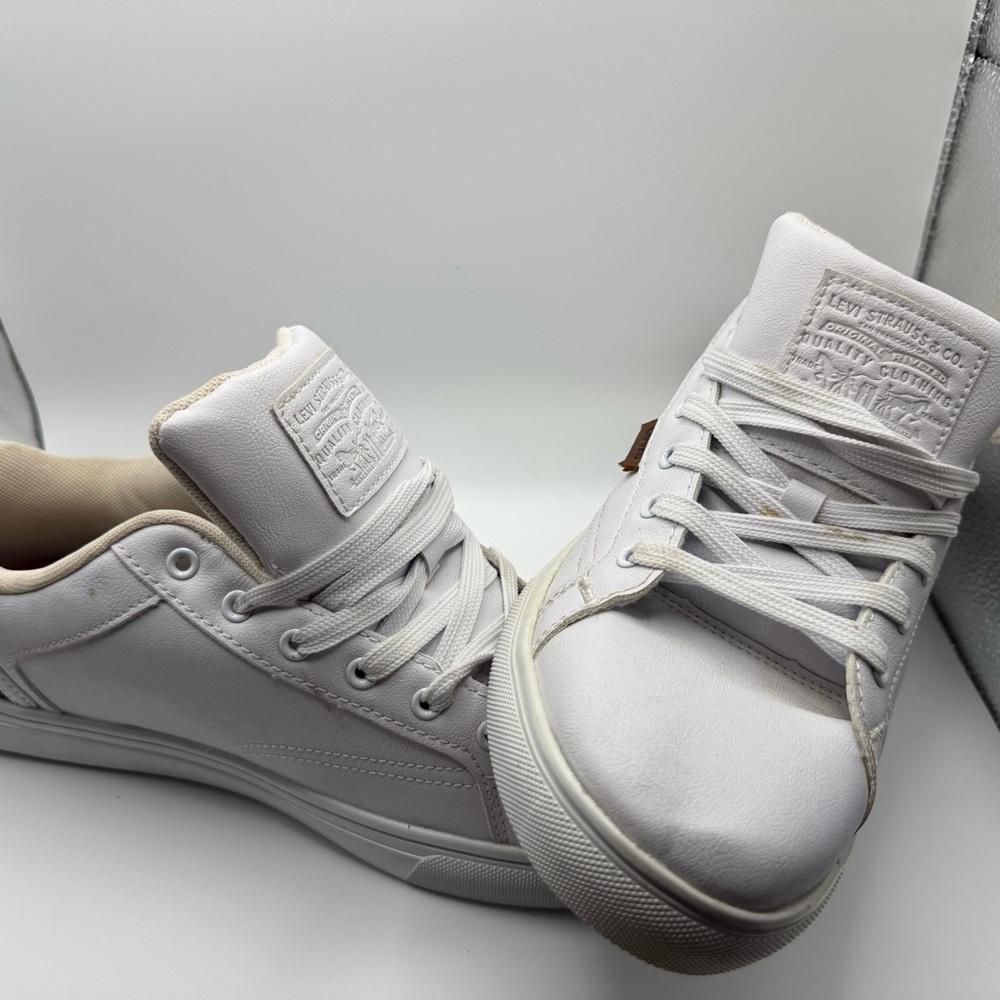 White Levi’s Sneakers